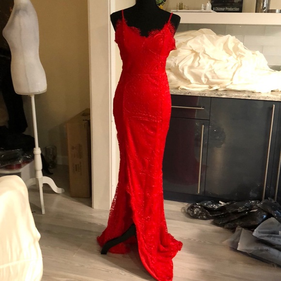 Red scalloped fringe lace maxi - Picture 2 of 9